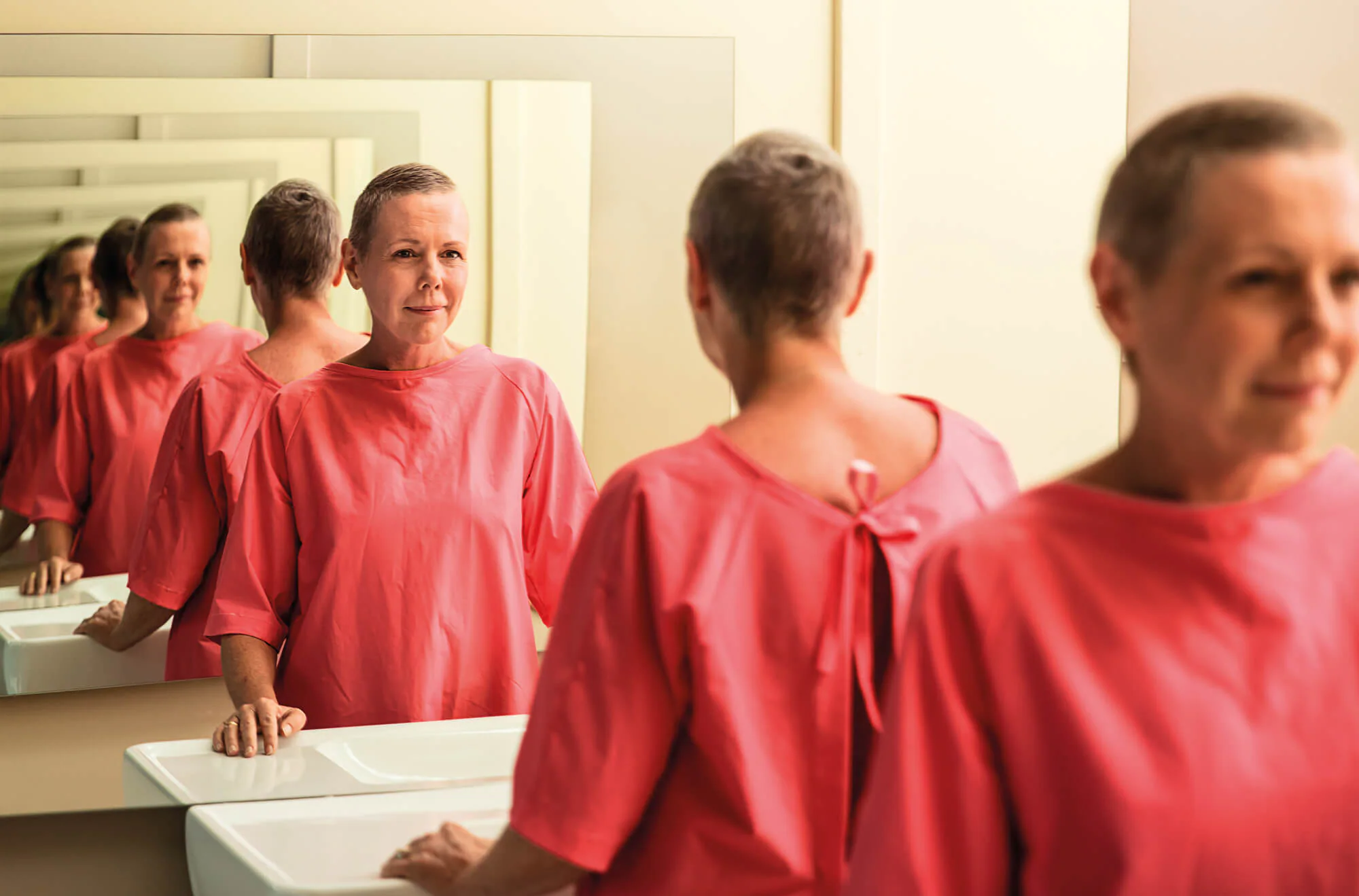 Female_patient_looking_into_mirror_2