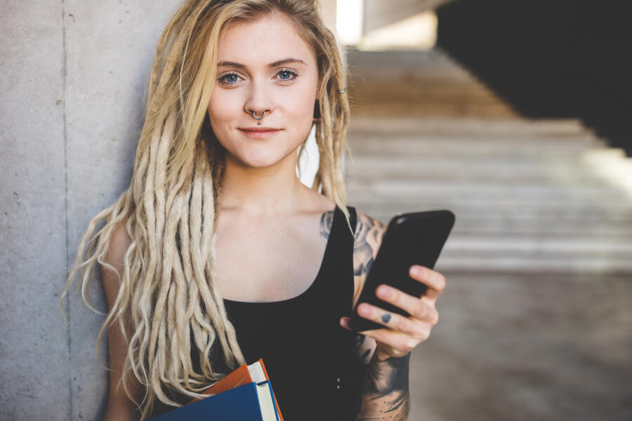 young_tattooed_woman_with_mobile