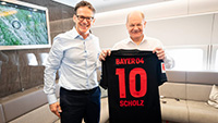 Bundeskanzler Olaf Scholz gratuliert Bill Anderson zur Meisterschaft von Bayer04