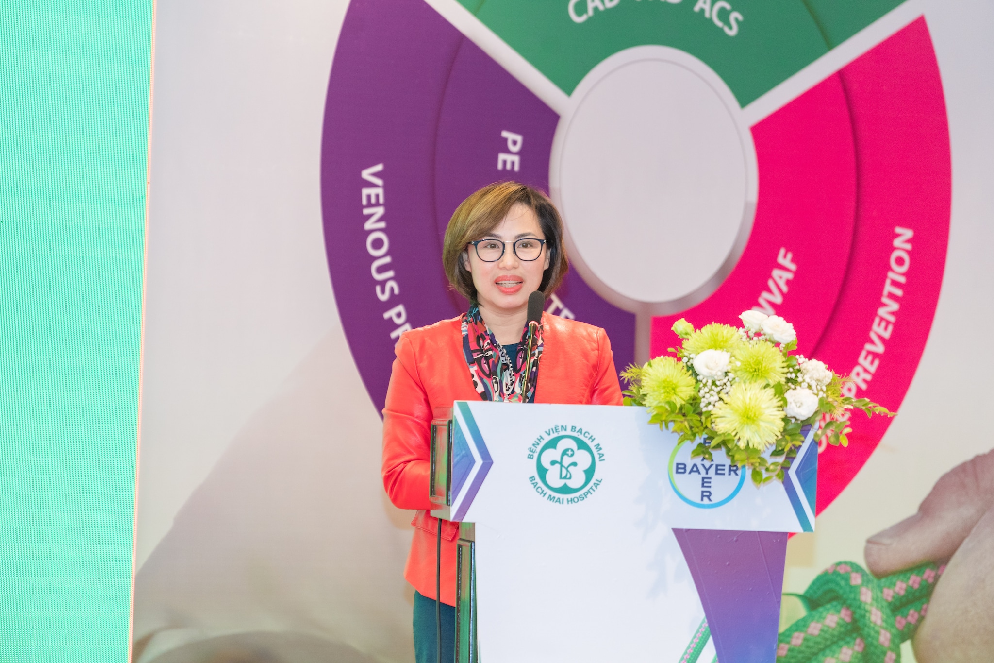 MD. MBA Tran Thi Lan Huong, Medical Director at Bayer Vietnam delivered welcome remarks at the hybrid medical scientific event “New Progress in the Management of Peripheral Artery Disease”