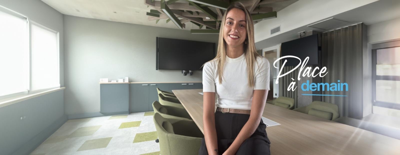 Femme assise souriante