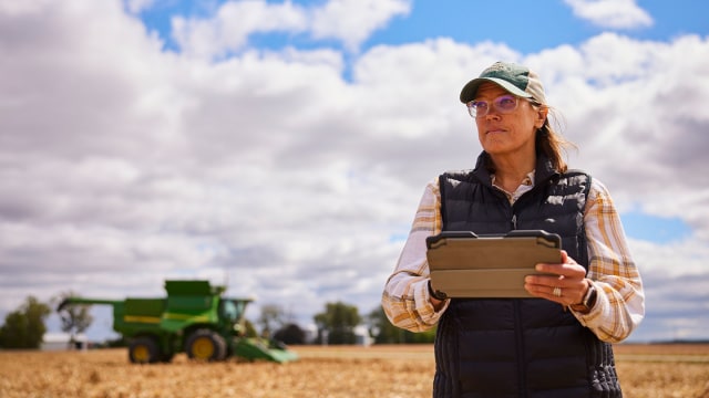 Farmer using Climate FieldView