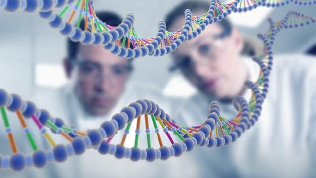 Wissenschaftler vor DNA