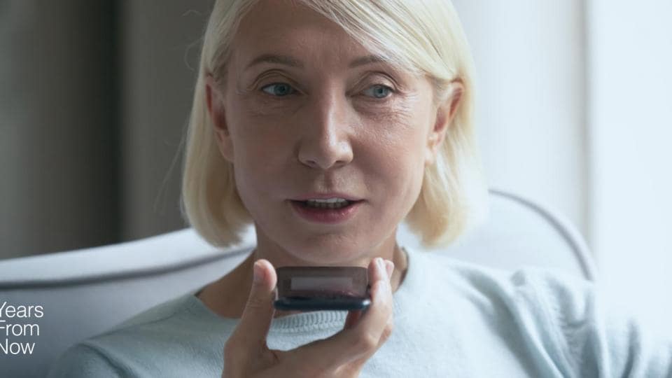 A woman with blond hair is holding a cell phone.