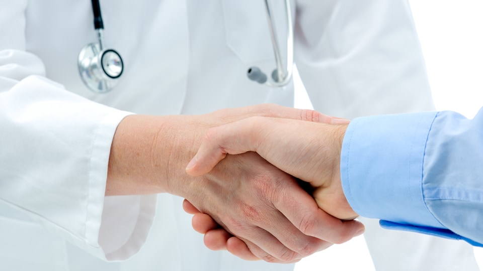 Handshake between doctor and patient 